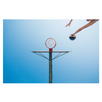 Fotografie Woman shoots for goal in the basketball court, deimagine, 40 × 26.7 cm