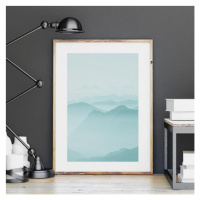 Světlomodrý plakát s přírodním motivem kopců