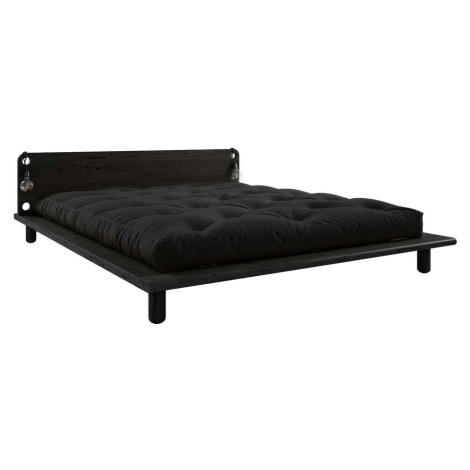 Černá dvoulůžková postel z masivního dřeva s čelem, lampičkami a černou matrací Comfort Karup De Karup Design