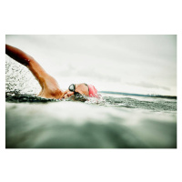 Umělecká fotografie Woman taking a breath during open water swim, Thomas Barwick, (40 x 26.7 cm)