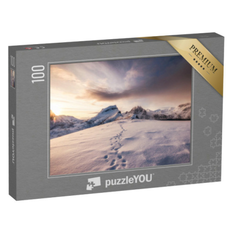 puzzle 100 dílků „Stopy ve sněhu při východu slunce v horách“