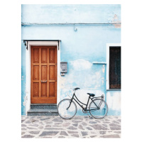 Umělecká fotografie Bicycle parked against blue wall in a village, Alexander Spatari, (30 x 40 c