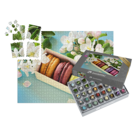 SMART SORTED® | Puzzle 1000 dílků „Krabice barevných makronek orámovaná květy jabloní“