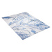 Jednoduchý bílý a modrý koberec s abstraktním vzorem