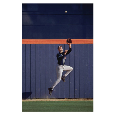 Umělecká fotografie Baseball outfielder leaping to catch ball, Getty Images, (26.7 x 40 cm)