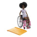 Barbie modelka na invalidním vozíku v overalu se srdíčky