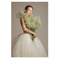 Fotografie Beautiful woman with flower bouquet, Vasilina Popova, 26.7x40 cm
