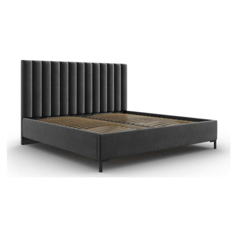 Tmavě šedá čalouněná dvoulůžková postel s úložným prostorem s roštem 200x200 cm Casey – Mazzini  Mazzini Sofas