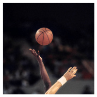 Fotografie Two players reaching for basketball, David Madison, 40 × 40 cm