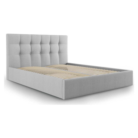 Světle šedá čalouněná dvoulůžková postel s úložným prostorem s roštem 180x200 cm Nerin – Mazzini Mazzini Sofas