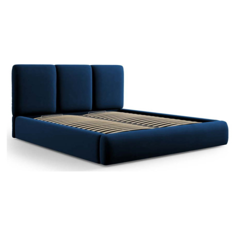 Tmavě modrá sametová čalouněná dvoulůžková postel s úložným prostorem s roštem 200x200 cm Brody  Mazzini Sofas