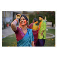 Fotografie Indian woman in saree with Holi, Mayur Kakade, 40 × 26.7 cm