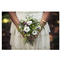 Fotografie Bride holding wedding bouque, Image taken by Mayte Torres, 40 × 26.7 cm