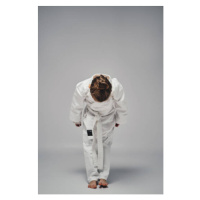 Fotografie Karate girl bowing and saluting, SBenitez, 26.7 × 40 cm