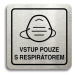 Accept Piktogram "vstup pouze s respirátorem IV" (80 × 80 mm) (stříbrná tabulka - černý tisk)