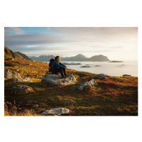 Fotografie Woman enjoys the Norwegian countryside, Christoph Wagner, (40 x 26.7 cm)