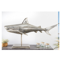Estila Designová stříbrná dekorace žralok Perry z kovové zlatiny 103cm