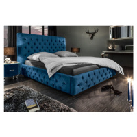 Estila Chesterfield manželská postel Kreon v modrém sametovém potahu na matraci 180x200cm