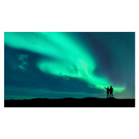 Umělecká fotografie Aurora borealis and silhouette of man and woman, den-belitsky, (40 x 22.5 cm