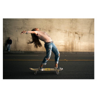 Fotografie Woman skateboarding in tunnel, Ian Logan, 40 × 26.7 cm