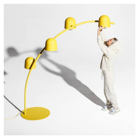 Žluté stojací lampy