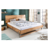 Estila Designová postel Mammut z akátového dřeva se stříbrnými prvky na čele 205cm