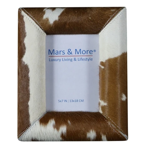 Stojací fotorámeček z bílo-hnědé kravské kůže Gonfler - 13*18cm Mars & More
